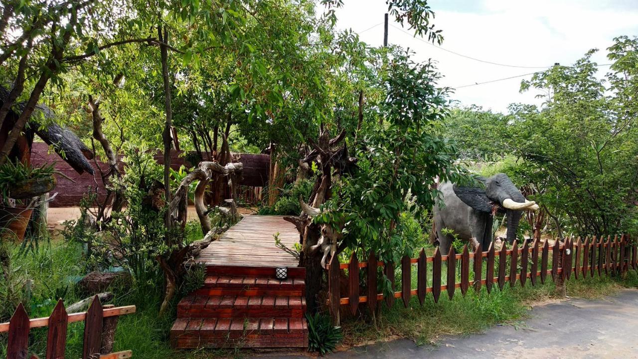 Elephant Trail Guesthouse And Backpackers Kasane Exteriör bild